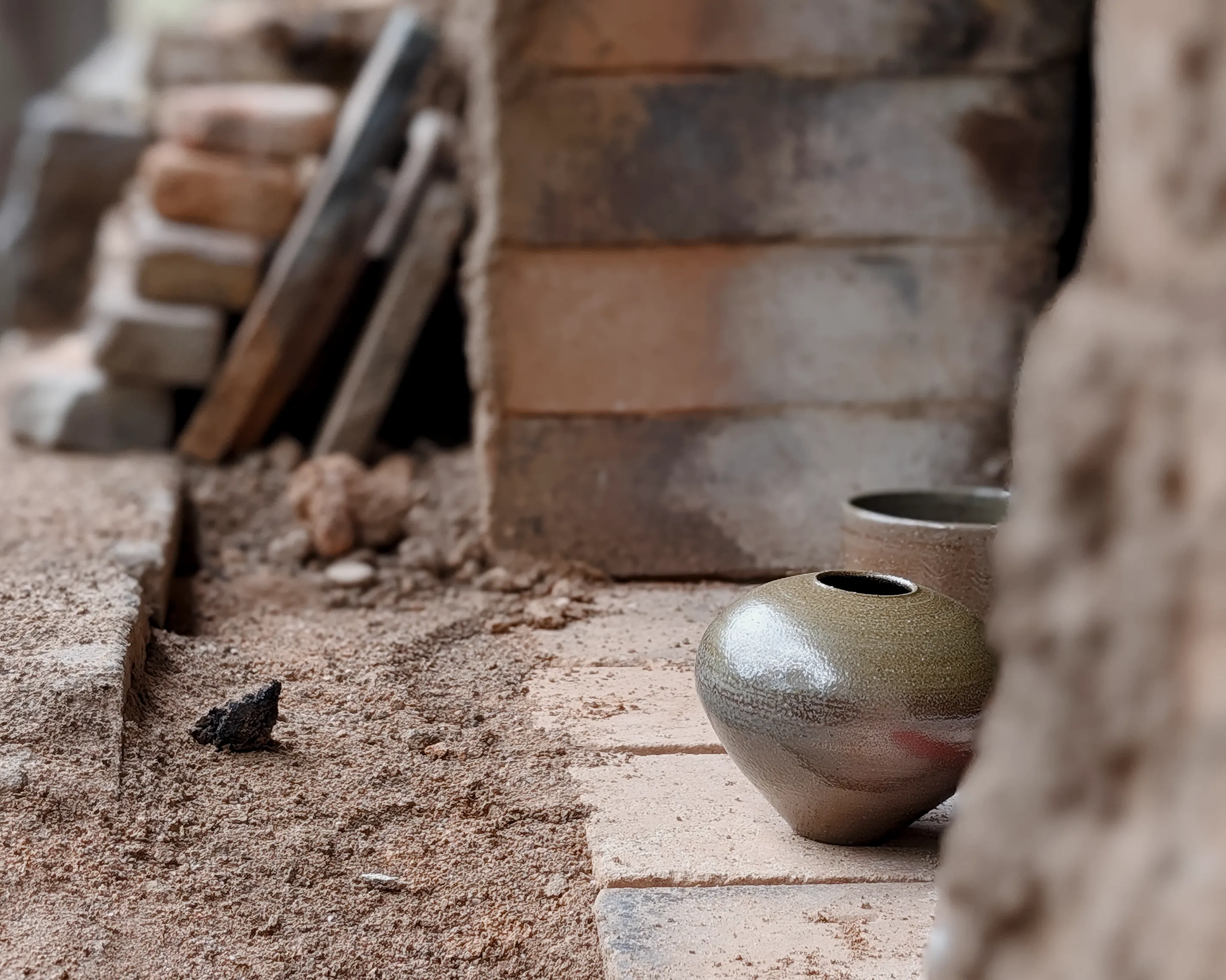 Bizen pot and vase on a kiln